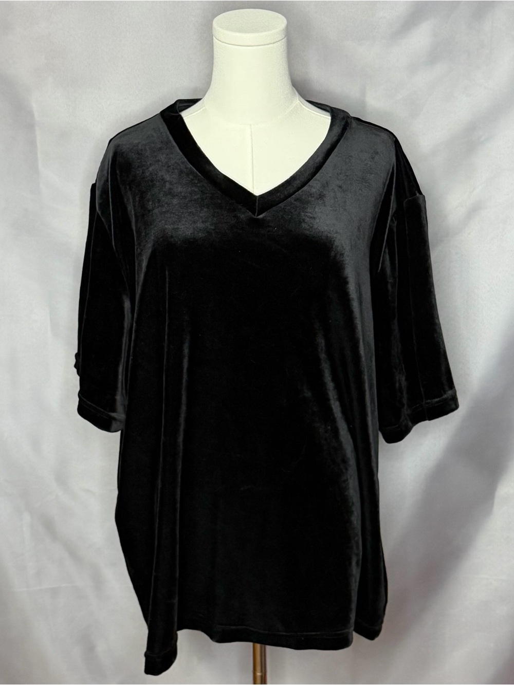 White Stag Black Velvet V-Neck Short Sleeve Shirt 90s Vintage